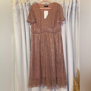 Brand: BloomChic
Size: 14-16, PTP- 20” up to 24”, Length- 47”
Color: Dusty Rose